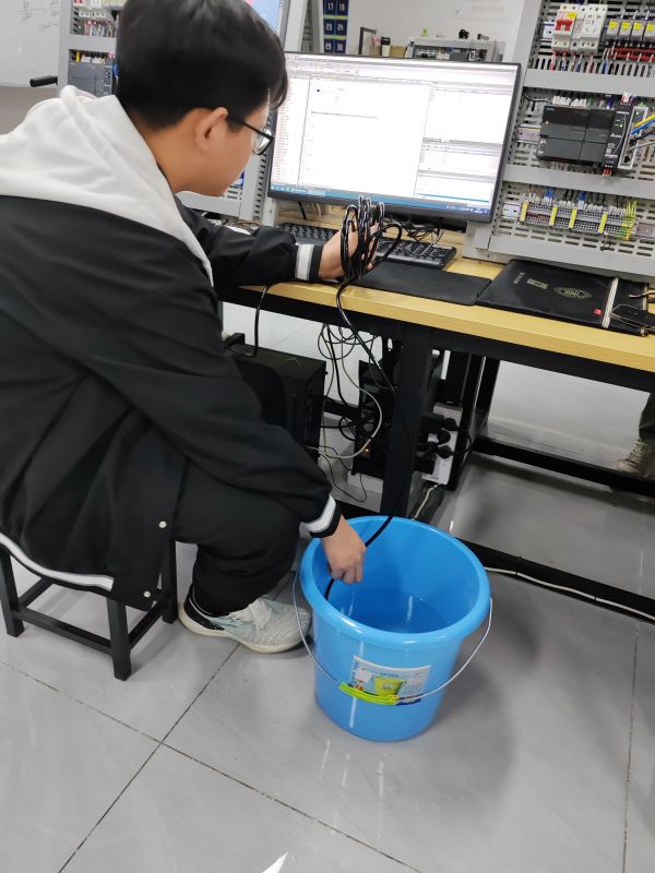 液位傳感器采集液位高度
