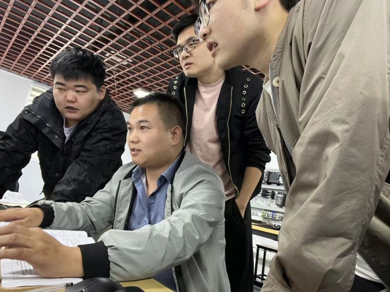 學員課間探討問題